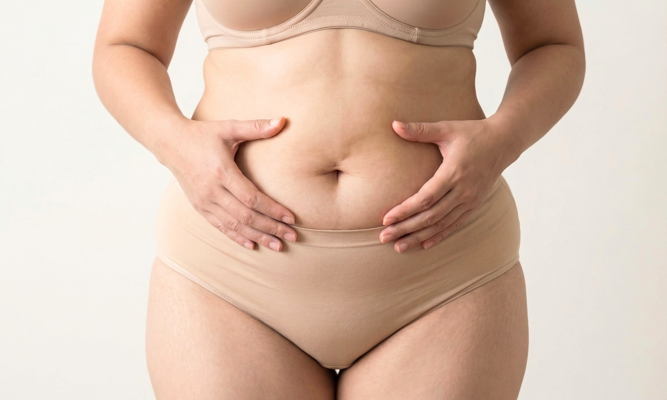 Frau hält sich den Bauch